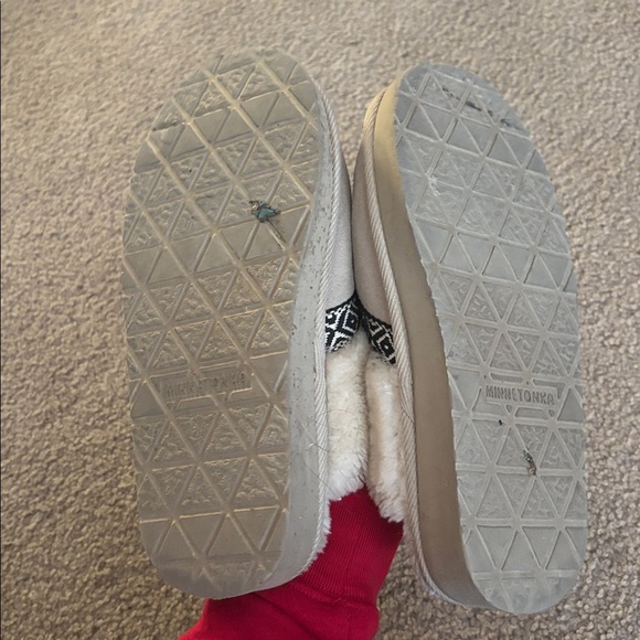 Minnetonka Slippers size 6 - Picture 3 of 7